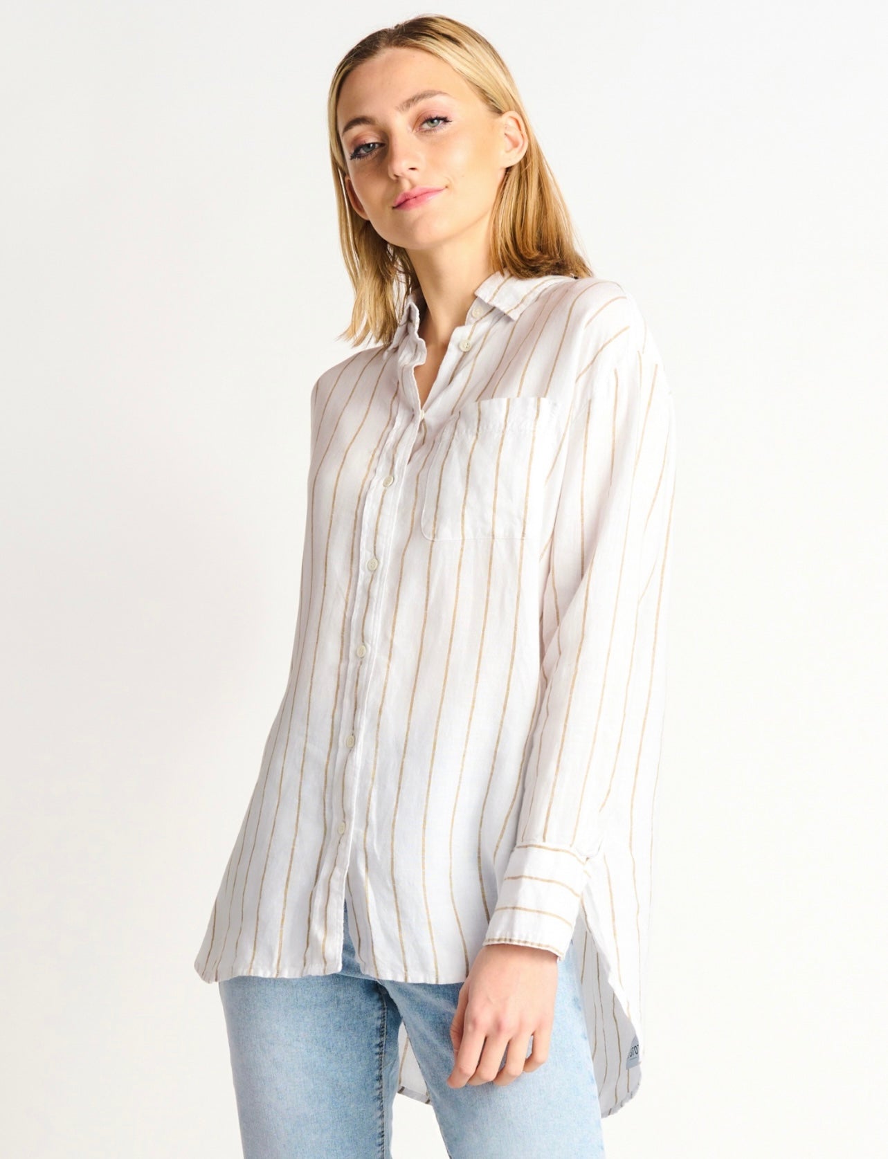 Oversized Linen — MODEDAMOUR  Linen shirts women, Linen shirt outfit, Linen  shirt